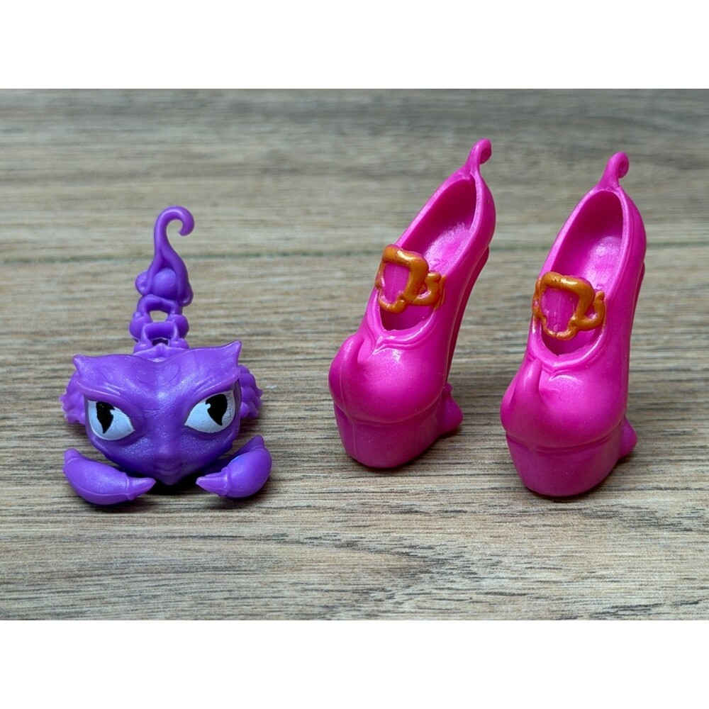 Monster High Gigi Grant Sultan Sting Scorpion Pet + Pink Gold Buckle Shoes